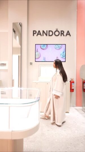 Heba Al-Hussein Instagram - عبري عن شخصيتك وكافئي نفسك بهدية للسنة الجديدة 2026 🤍
#Pandora
اثبتوا لنا ان مو كل فخامة غالية 💎
اختاري هدية لنفسك او لابارك من فروعهم حول المملكة و اونلاين
صممي باسلوبك القطعة الأقرب لقلبك
@theofficialpandora
https://www.pandorashop-sa.com
#BeLove
AD*
#pandora_Jewellery