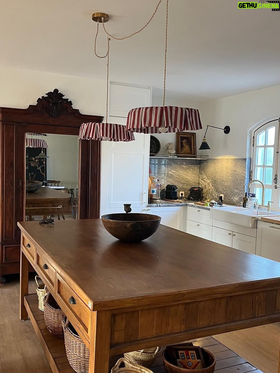 Helena Coelho - 6.3K Likes - Esta foi a cozinha que mais prazer me deu fazer. Confesso que tinha algum preconceito com as cozinhas do Ikea, que foi por água abaixo depois de estudar as mil e uma opções que o @ikeaportugal oferece, não só no design mas também na adaptação aos espaços. Eu queria uma cozinha com personalidade e assinatura (a minha pelo menos). Consegui quando adicionei à cozinha um antigo roupeiro, que agora é um louçeiro  que mandei encastrar no meio dos móveis do Ikea. É a alma da cozinha, com a pedra clássica em mármore e com alguns detalhes que fui comprando em feiras e lojas de segunda mão. Prometo deixar-vos os links dos puxadores e outros detalhes num destaque.