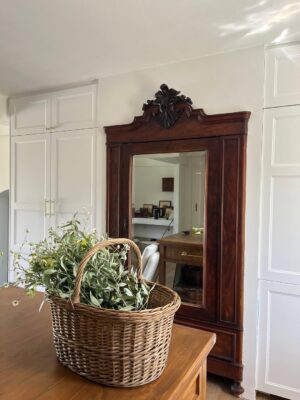 Helena Coelho Instagram - Esta foi a cozinha que mais prazer me deu fazer. Confesso que tinha algum preconceito com as cozinhas do Ikea, que foi por água abaixo depois de estudar as mil e uma opções que o @ikeaportugal oferece, não só no design mas também na adaptação aos espaços. Eu queria uma cozinha com personalidade e assinatura (a minha pelo menos). Consegui quando adicionei à cozinha um antigo roupeiro, que agora é um louçeiro  que mandei encastrar no meio dos móveis do Ikea. É a alma da cozinha, com a pedra clássica em mármore e com alguns detalhes que fui comprando em feiras e lojas de segunda mão. Prometo deixar-vos os links dos puxadores e outros detalhes num destaque.