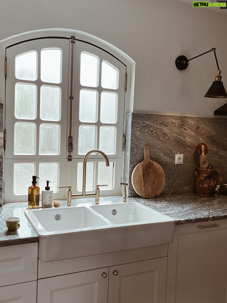 Helena Coelho - 6.3K Likes - Esta foi a cozinha que mais prazer me deu fazer. Confesso que tinha algum preconceito com as cozinhas do Ikea, que foi por água abaixo depois de estudar as mil e uma opções que o @ikeaportugal oferece, não só no design mas também na adaptação aos espaços. Eu queria uma cozinha com personalidade e assinatura (a minha pelo menos). Consegui quando adicionei à cozinha um antigo roupeiro, que agora é um louçeiro  que mandei encastrar no meio dos móveis do Ikea. É a alma da cozinha, com a pedra clássica em mármore e com alguns detalhes que fui comprando em feiras e lojas de segunda mão. Prometo deixar-vos os links dos puxadores e outros detalhes num destaque.