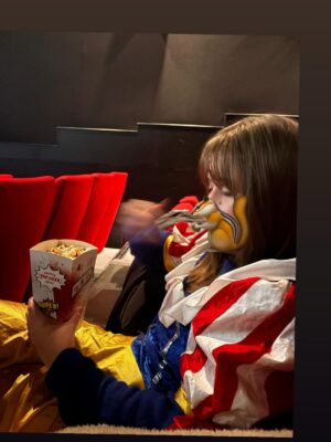 Hélène de Fougerolles Instagram - Moi je passe mes week-ends avec Blanche neige… au ciné, au resto, chez Auchan…
Ma fille Shana 22 ans est autiste et elle a compris qu’elle était le rôle principal de sa vie! 💖
Elle est qui elle veut quand elle veut… et moi j’assume et je l’envie de se foutre à ce point du regard des autres!☺️🤭🙏🏻🥰
#deguisement #passion #autisme meilleure vie!😍