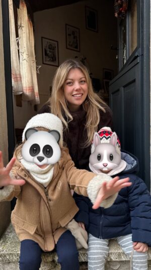 Héloïse Martin Instagram - Ses premiers pas 🥹🐰👏🏻💕
Tellement heureuse de vivre ces grands moments de vie de mes enfants…

#premierspas #mumof2 #emotion #baby #firststeps