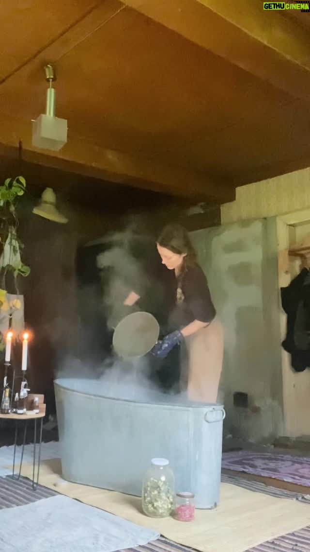 Henessi Schmidt - 2.8K Likes - Vanni kütmine on olnud mu viimase poole aasta üks ilusamaid salategemisi. Tekkis tunne seda jagada - inspireerida ehk kedagi veel tegema asjatult aeglaseid valikuid - toitu tulel, tuua vett allikalt, pesta nõusid kausis või olla õhtul lihtsalt küünlavalgel… kusagil seal on peidus kaunis rahu./ Secret slow life in my farm. 
🪷