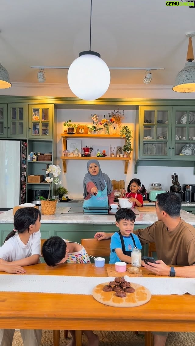 Herfiza Novianti - 40.9K Likes - Siapa itu namanya ? 

#CeritaMOYAPOYA #KeluargaMOYAPOYA