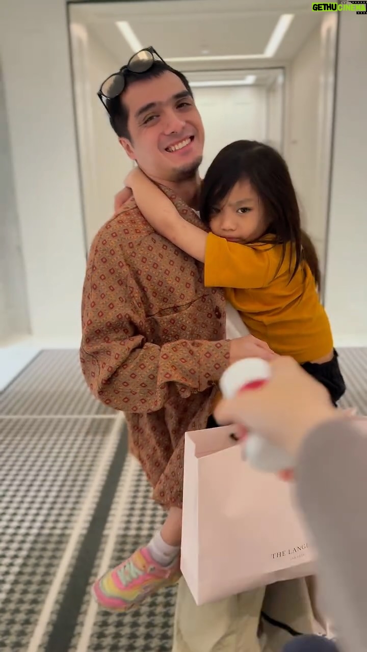 Herfiza Novianti - 32.8K Likes - Coba tebak mau ke mana nih?

Udah repot kayak gini, eh istri tetep aja minta gandeng. Dia gak liat apa gimana ya?

Dibawa senyum aja, gays 😄