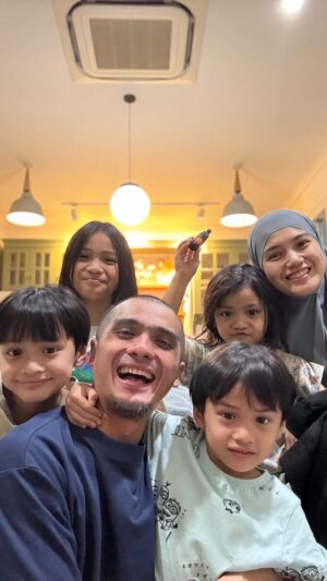 Herfiza Novianti Instagram - Berikan yang terbaik untuk keluarga.
Yang ini bahan bakunya dari Inggris. British Propolis namanya.
Keluarga kami udah pake bertahun-tahun, cocok alhamdulillah.
Saling mendoakan ya. Semoga kita dan keluarga kita selalu sehat.
Aamiin.
.
.
.
.
.
.
#BritishPropolis
#propoliskebutuhankeluarga
#propoliskeluarga
.
.