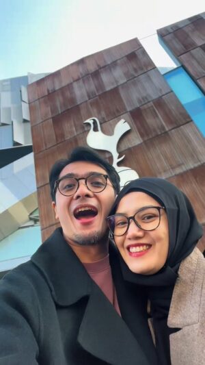 Herfiza Novianti Instagram - Lanjut lagi ā¦.
Pangeran dan princessss dari bintaro kali ini jalan ke stadium tottenham sama liverpool.
Cuma di depannya doang tapi gpplah, semoga ada rejekinya bisa nonton bola beneran disana..
Tungguin next nya ya lebih seru lagi š
#KemanaMOYAPOYA #KeluargaMOYAPOYA