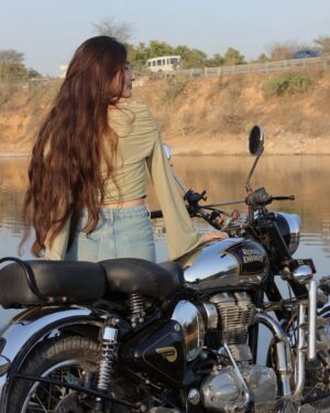 Himani Rawat Instagram - Infinite thrills📈
.
.
.
.
.
.
.
.
.
.
.
.
.
.
#hiimanirawat #wmk #photooftheday #photogram #instagram #instafashion #fashion #ootd #outfit #outfitideas #outfitpost #outfitinspo #bike #bikeporn #bikelovers #royalenfield #bullet #rideout #rides #nomakuep #nature #explore #fyp #beauty #makeupartist #makeup #delhiuniversity #delhi #gurgoan
