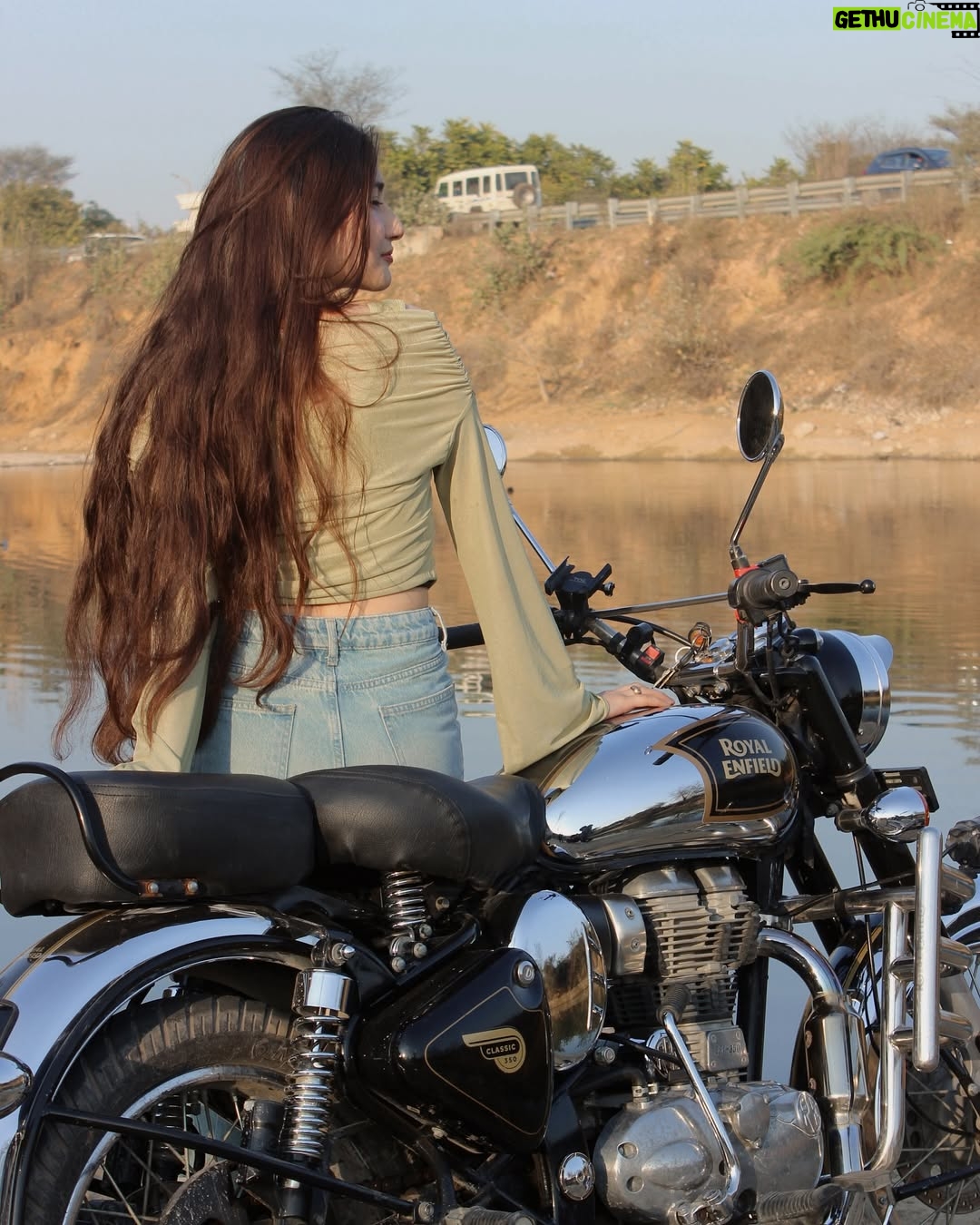 Himani Rawat - 21.4K Likes - Infinite thrills📈
.
.
.
.
.
.
.
.
.
.
.
.
.
.
#hiimanirawat #wmk #photooftheday #photogram #instagram #instafashion #fashion #ootd #outfit #outfitideas #outfitpost #outfitinspo #bike #bikeporn #bikelovers #royalenfield #bullet #rideout #rides #nomakuep #nature #explore #fyp #beauty #makeupartist #makeup #delhiuniversity #delhi #gurgoan