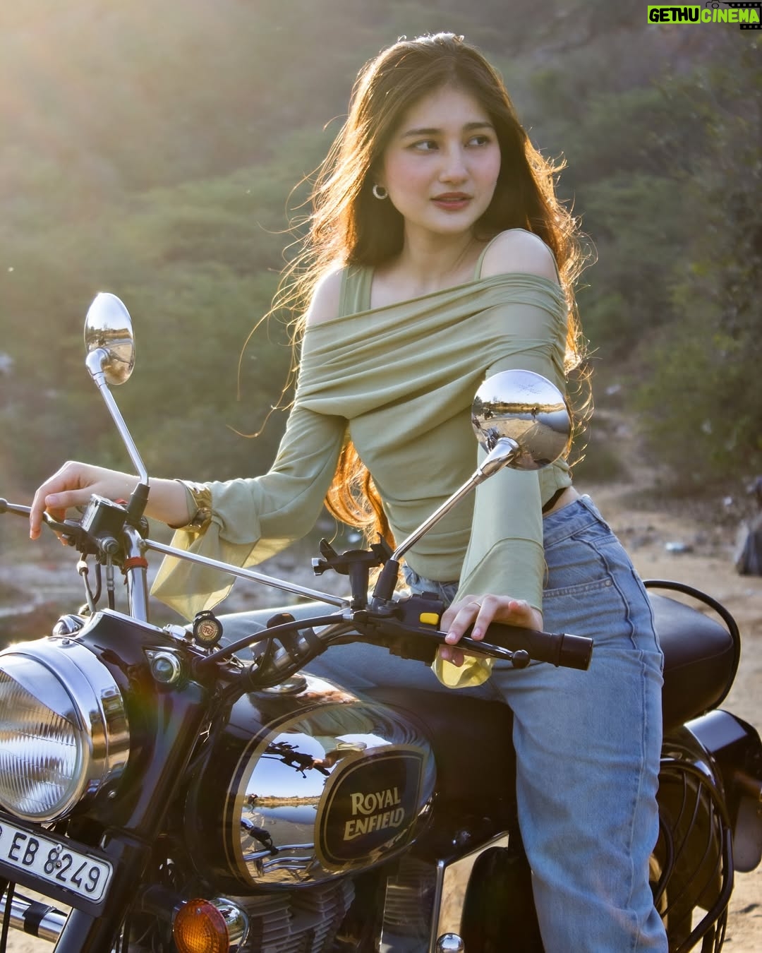 Himani Rawat - 21.4K Likes - Infinite thrills📈
.
.
.
.
.
.
.
.
.
.
.
.
.
.
#hiimanirawat #wmk #photooftheday #photogram #instagram #instafashion #fashion #ootd #outfit #outfitideas #outfitpost #outfitinspo #bike #bikeporn #bikelovers #royalenfield #bullet #rideout #rides #nomakuep #nature #explore #fyp #beauty #makeupartist #makeup #delhiuniversity #delhi #gurgoan