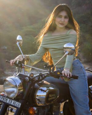 Himani Rawat Instagram - Infinite thrills📈
.
.
.
.
.
.
.
.
.
.
.
.
.
.
#hiimanirawat #wmk #photooftheday #photogram #instagram #instafashion #fashion #ootd #outfit #outfitideas #outfitpost #outfitinspo #bike #bikeporn #bikelovers #royalenfield #bullet #rideout #rides #nomakuep #nature #explore #fyp #beauty #makeupartist #makeup #delhiuniversity #delhi #gurgoan