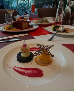 Himani Sahani Instagram - Christmas brunch @sofitelmumbaibkc
#christmas