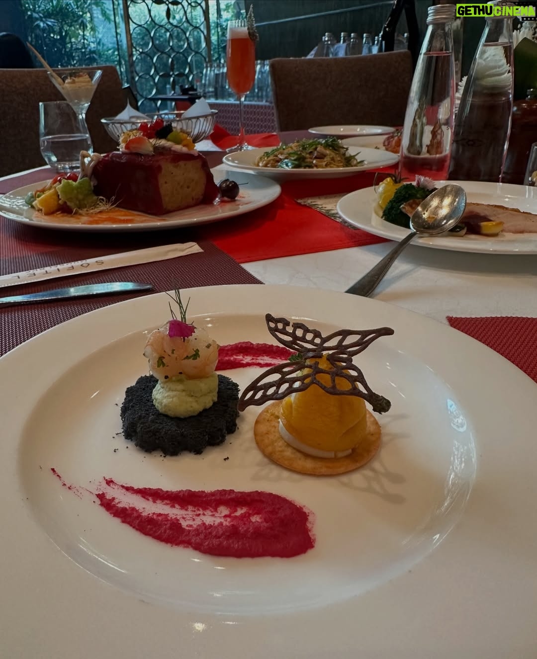 Himani Sahani - 5.6K Likes - Christmas brunch @sofitelmumbaibkc 

#christmas