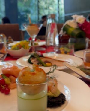 Himani Sahani Instagram - Christmas brunch @sofitelmumbaibkc
#christmas