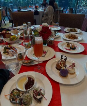 Himani Sahani Instagram - Christmas brunch @sofitelmumbaibkc
#christmas