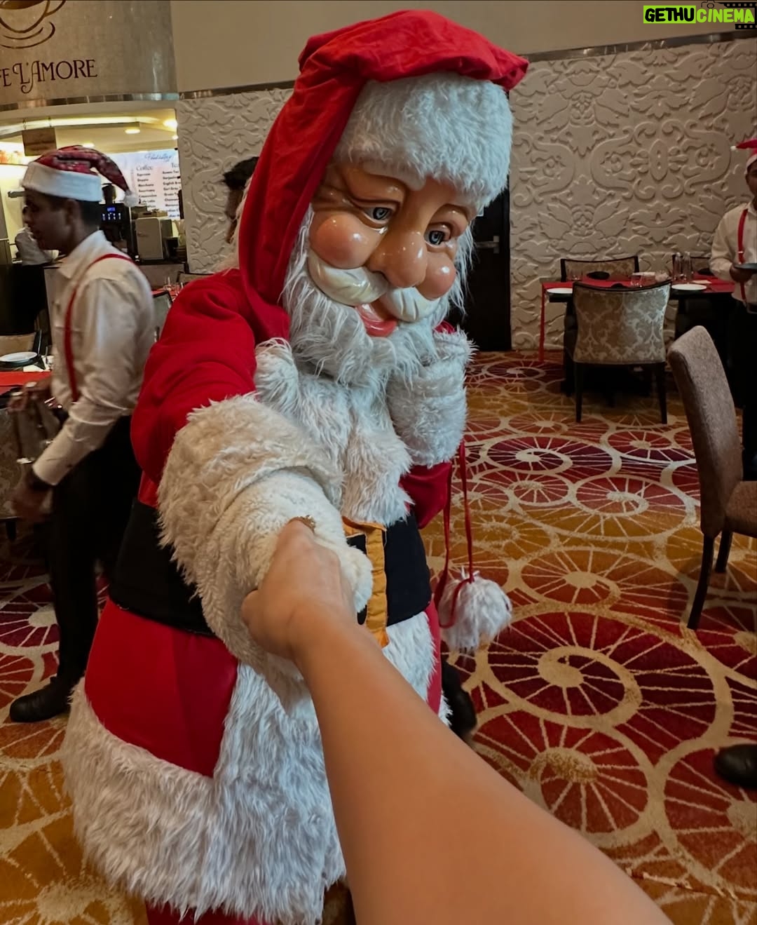 Himani Sahani - 5.6K Likes - Christmas brunch @sofitelmumbaibkc 

#christmas