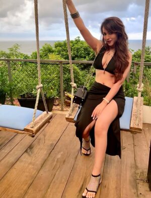 Himani Sharma Instagram - Hot mess express… 🖤 🖤
..
..
..
..
.
#himanisharma #black #tb