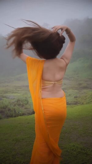 Himani Sharma Instagram - Jhonka hawa ka aaj bhi…. 💛 💛
..
..
..
📸 @ronakdave_
..
..
#himanisharm #yellowsaree #nature