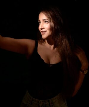 Himani Sharma Instagram - Camera loves my chaos… 🖤 🖤
..
..
..
..
..
📸 @ronakdave_
..
..
..
#himanisharma #gemini