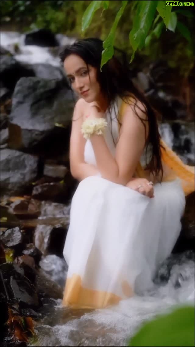 Himani Sharma - 2.2K Likes - Wo noor ka jhrana hai,
Aitbaar nahi Ehtiyaat kijiye... 🤍 🤍 
..
..
..
📸 @ronakdave_ 
..
..
..
#southindianlook #whitesaree #nature #himanisharma #apsara