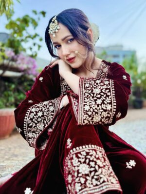 Himani Sharma Instagram - Laila ♥️ ♥️
..
..
..
Wearing @narayanivastra