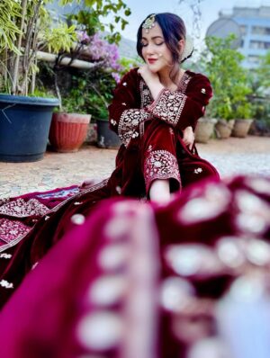 Himani Sharma Instagram - Laila ♥️ ♥️
..
..
..
Wearing @narayanivastra