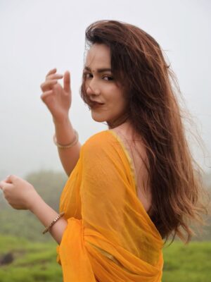 Himani Sharma Instagram - Saadagi To Hamari Zara Dekhiye
Aitbaar Aapke Vaade Per Kar Liya
Baat To Sirf Ik Raat Ki Thi Magar
Intazaar Aap Ka Umar Bhar Kar Lia 💛
..
..
..
..
..
#himanisharma #yellowsaree