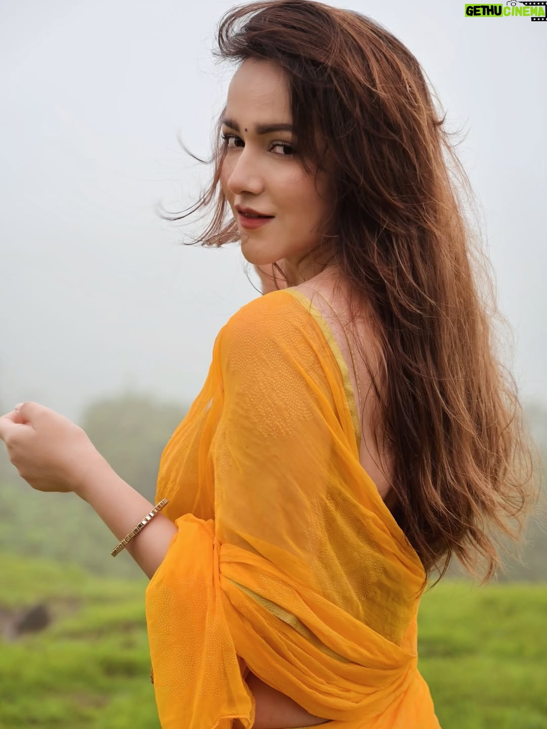 Himani Sharma - 4K Likes - Saadagi To Hamari Zara Dekhiye
Aitbaar Aapke Vaade Per Kar Liya
Baat To Sirf Ik Raat Ki Thi Magar
Intazaar Aap Ka Umar Bhar Kar Lia 💛 
..
..
..
..
..
#himanisharma #yellowsaree
