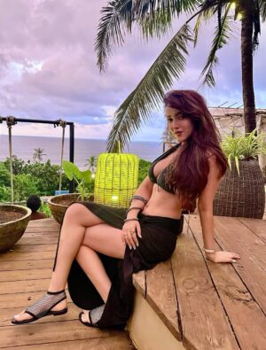Himani Sharma Instagram - Hot mess express… 🖤 🖤
..
..
..
..
.
#himanisharma #black #tb