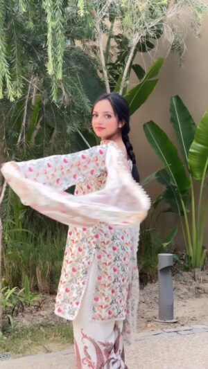 Himanshi Arora Instagram - 🤍🦢
Outfit- @suhagsilks