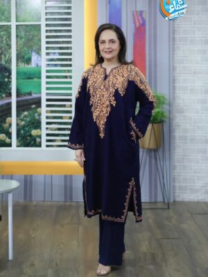 Hina Khawaja Bayat Instagram - Making it to an early Morning Show in winter feels a lot colder.... but a light woollen Kashmiri pheran, keeps you warm and the fine machine embroidery adds just the right touch of embellishment!

Thank you kashmir_culture01 for this pretty phiran 💙

#samaatv #morningshow #bts #kashmir #pheran