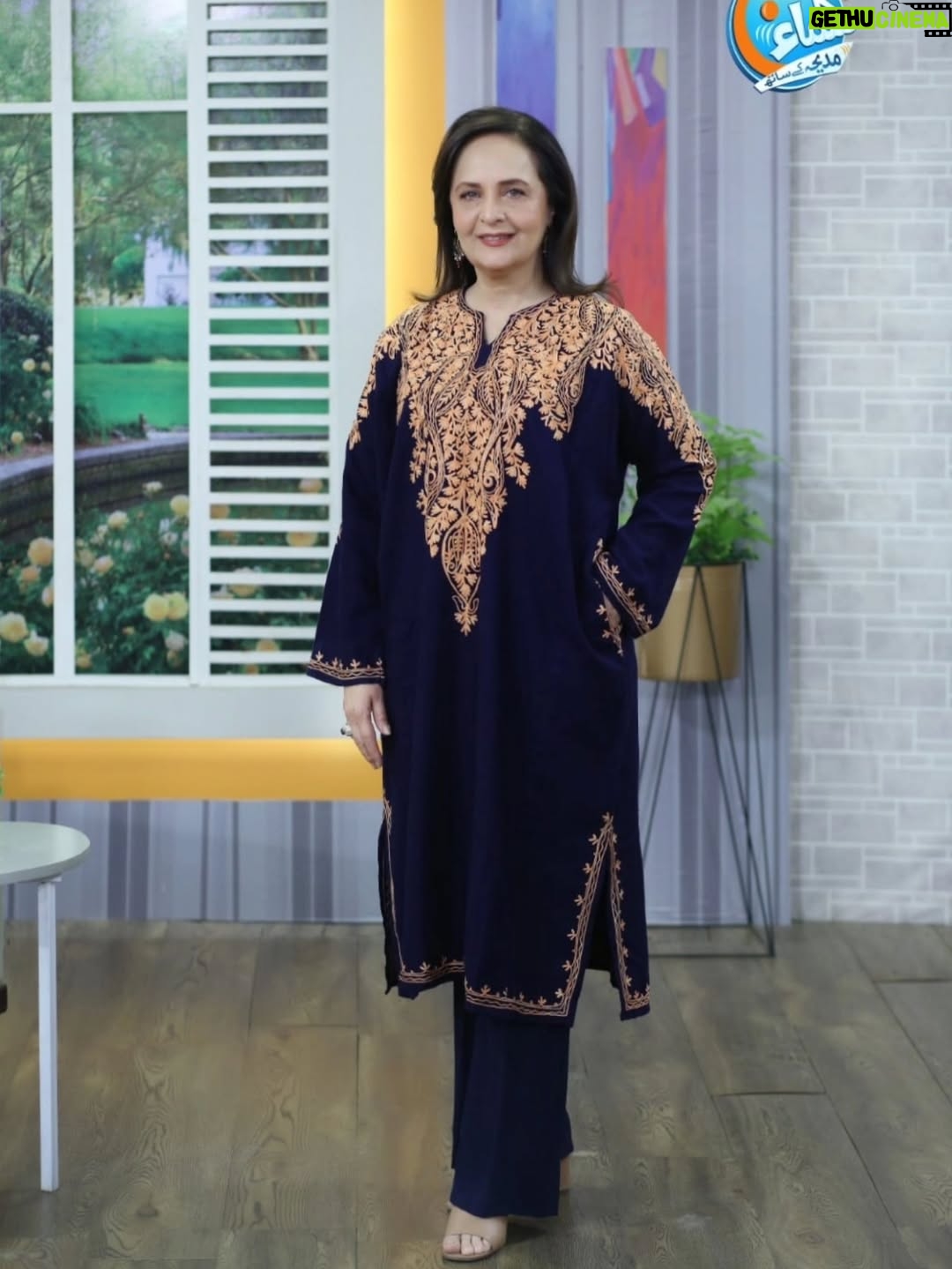 Hina Khawaja Bayat - 2.2K Likes - Making it to an early Morning Show in winter feels a lot colder.... but a light woollen Kashmiri pheran, keeps you warm and the fine machine embroidery adds just the right touch of embellishment!

Thank you kashmir_culture01 for this pretty phiran 💙

#samaatv #morningshow #bts #kashmir #pheran