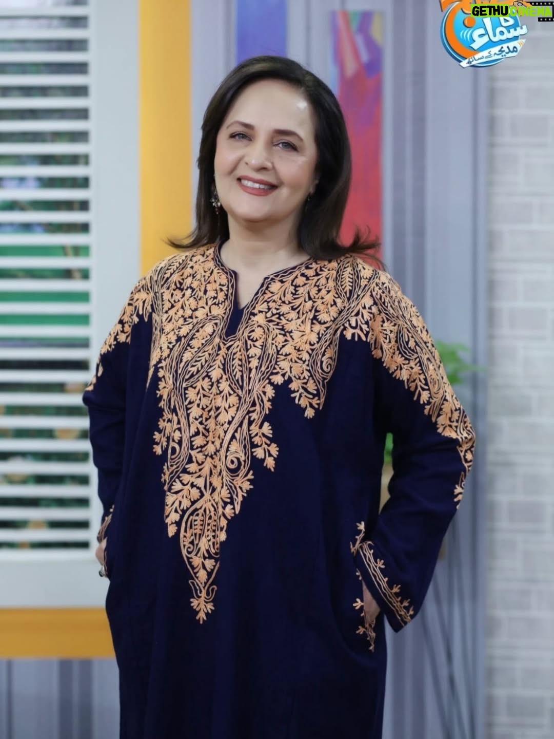 Hina Khawaja Bayat - 2.2K Likes - Making it to an early Morning Show in winter feels a lot colder.... but a light woollen Kashmiri pheran, keeps you warm and the fine machine embroidery adds just the right touch of embellishment!

Thank you kashmir_culture01 for this pretty phiran 💙

#samaatv #morningshow #bts #kashmir #pheran