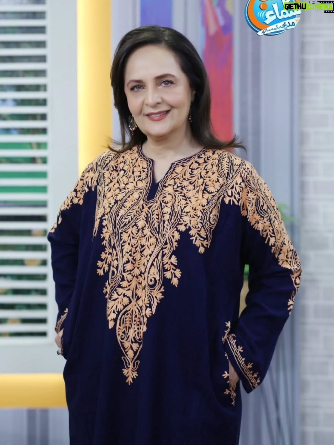 Hina Khawaja Bayat - 2.2K Likes - Making it to an early Morning Show in winter feels a lot colder.... but a light woollen Kashmiri pheran, keeps you warm and the fine machine embroidery adds just the right touch of embellishment!

Thank you kashmir_culture01 for this pretty phiran 💙

#samaatv #morningshow #bts #kashmir #pheran