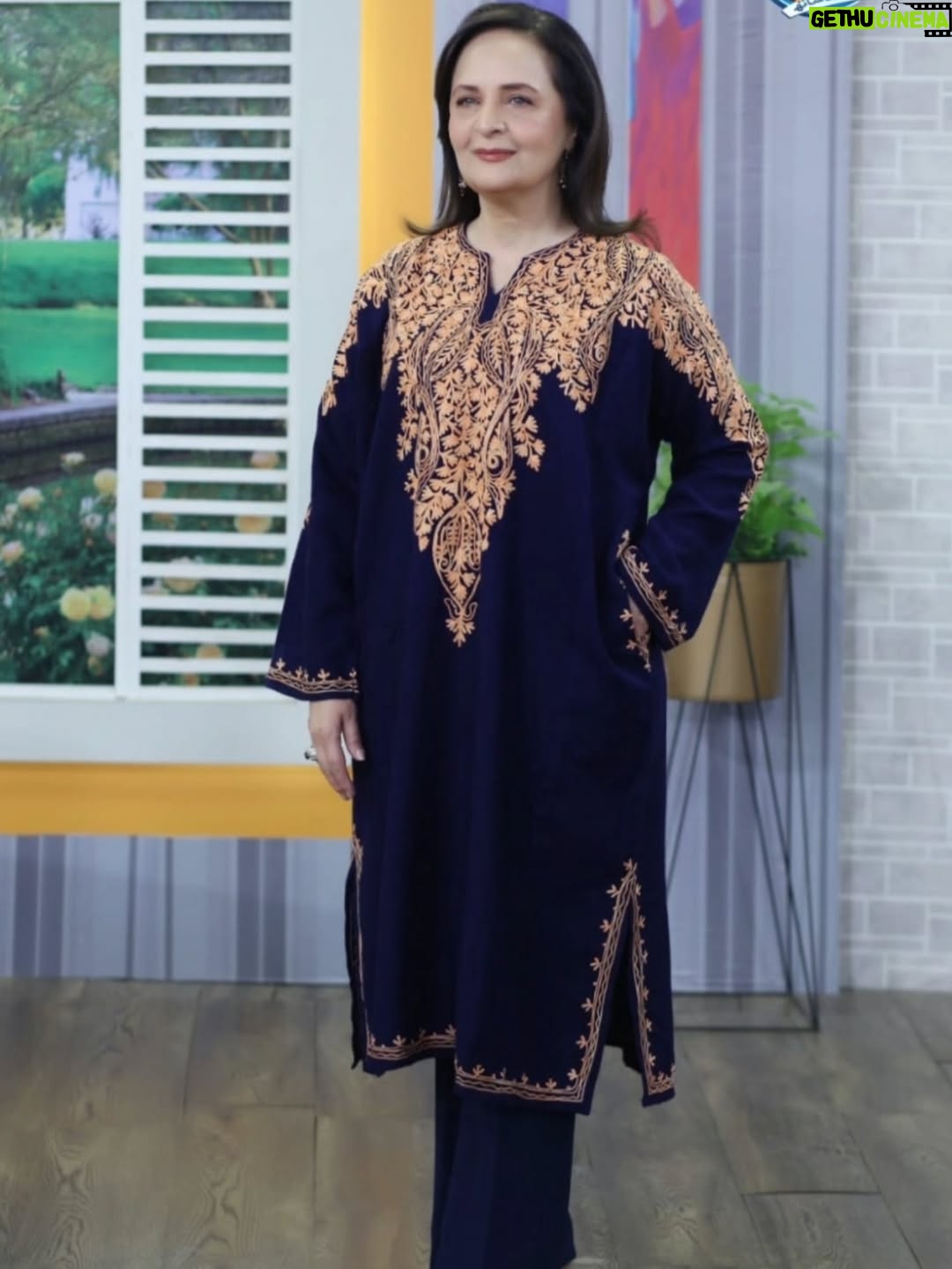 Hina Khawaja Bayat - 2.2K Likes - Making it to an early Morning Show in winter feels a lot colder.... but a light woollen Kashmiri pheran, keeps you warm and the fine machine embroidery adds just the right touch of embellishment!

Thank you kashmir_culture01 for this pretty phiran 💙

#samaatv #morningshow #bts #kashmir #pheran