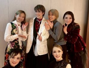 Hiroki Nanami Instagram - ☆
クリスマスディナーショー東京會舘、こっちゃんこと礼真琴さま来てくれましたー！！
.
新しい世界に覚悟をもち挑んでるこっちゃん、まとうオーラのあたたかさパッションあいかわらずすき✨突然のむちゃぶりにもがっつり答えてくれて📷ありがとうこっちゃん！！
.
#礼真琴
#音波みのり チェキ撮ってくれてありがとう✨

#白妙なつ
#天寿光希
#紫りら