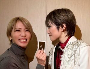 Hiroki Nanami Instagram - ☆
クリスマスディナーショー東京會舘、こっちゃんこと礼真琴さま来てくれましたー！！
.
新しい世界に覚悟をもち挑んでるこっちゃん、まとうオーラのあたたかさパッションあいかわらずすき✨突然のむちゃぶりにもがっつり答えてくれて📷ありがとうこっちゃん！！
.
#礼真琴
#音波みのり チェキ撮ってくれてありがとう✨

#白妙なつ
#天寿光希
#紫りら