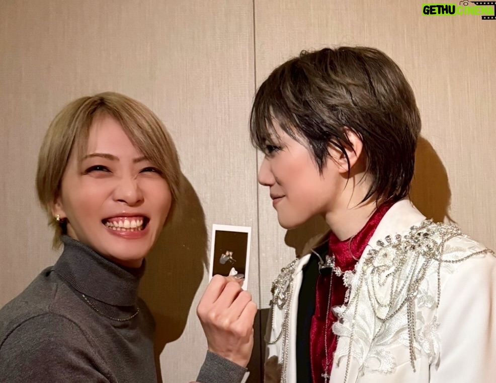 Hiroki Nanami - 15.6K Likes - ☆
クリスマスディナーショー東京會舘、こっちゃんこと礼真琴さま来てくれましたー！！
.
新しい世界に覚悟をもち挑んでるこっちゃん、まとうオーラのあたたかさパッションあいかわらずすき✨突然のむちゃぶりにもがっつり答えてくれて📷ありがとうこっちゃん！！
.
#礼真琴
#音波みのり チェキ撮ってくれてありがとう✨

#白妙なつ
#天寿光希
#紫りら