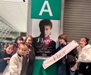 Hiroki Nanami Instagram - ☆
礼真琴コンサート『Flare』
行ってきましたーーー！！こっちゃんめちゃくちゃカッコよくて、かわいくて、歌とダンスがうますぎて✨ずーーーっと聞いていたかったし、英語の歌も良すぎて、え？ここは、ブロードウェイ？って思った。改めて、すごい人なんだなと尊敬。
衣装もぜーんぶ似合ってたー。腹筋！！！！
MCの時は、こっちゃんの人柄、優しさが溢れてて、温かい空間でした。劇場で会ったみんなと📷
今回は、Tシャツとマフラータオルとバングルライト買って応援したよ！！
.
これからのこっちゃんの新しい道も推していきます✨
#礼真琴
#白妙なつ
#音波みのり
#愛水せれな
#野々花ひまり
#麻倉しずく 
#七海ひろき