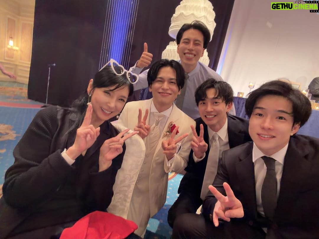 Hitomi Kuroki - 6.1K Likes - つかきゅん、ご結婚おめでとうございます！
愛ってすごいな〜！！
⁡
私の大大大好きなレジスタンスの皆さんと♡