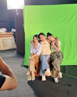 Hoàng Hà Instagram - 👑 2025.11.19 #나혼자프린스 #BehindTheScenes 
#11월19일전국극장개봉 

Hôm qua em trợ lý bảo tôi là hồi đầu năm chị dùng mạng xã hội ‘mở lòng’ hơn bây giờ nên hôm nay tôi giác ngộ up 1 lượt 20 files BTS #TayAnhGiuMotViSao các bạn iu thấy có ok khôm ? 🤭

Àhh còn một điều mà tôi vẫn tiếc nuối là tôi chưaa có dịp gặp anh Kang Ha Neul trong phim, dù có một lần tôi đã được video call với anh í hồi công chiếu Điều Ước Cuối Cùng rồi. Không phải là tham lam đâu, hành trình của bộ phim này thực sự đã rất đẹp xinh đó ! 
Sa lang hê mái mái 🫶🏻🌷

#TAGMVS #DreamsOfYou #LoveBarista #KimSungHoon #김성훈감독 #LeeKwangSoo #이광수 #HoangHa #HoangHaActress #황하 #YooJaeMyung #유재명 #EumMoonSuk #음문석 #KangHaNeul #강하늘 #KangShin #강신 #DuyKhanhZhouZhou #CuThiTra #Jerrygood