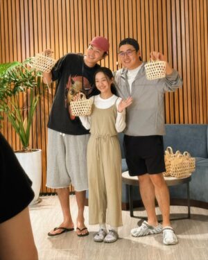 Hoàng Hà Instagram - 👑 2025.11.19 #나혼자프린스 #BehindTheScenes 
#11월19일전국극장개봉 

Hôm qua em trợ lý bảo tôi là hồi đầu năm chị dùng mạng xã hội ‘mở lòng’ hơn bây giờ nên hôm nay tôi giác ngộ up 1 lượt 20 files BTS #TayAnhGiuMotViSao các bạn iu thấy có ok khôm ? 🤭

Àhh còn một điều mà tôi vẫn tiếc nuối là tôi chưaa có dịp gặp anh Kang Ha Neul trong phim, dù có một lần tôi đã được video call với anh í hồi công chiếu Điều Ước Cuối Cùng rồi. Không phải là tham lam đâu, hành trình của bộ phim này thực sự đã rất đẹp xinh đó ! 
Sa lang hê mái mái 🫶🏻🌷

#TAGMVS #DreamsOfYou #LoveBarista #KimSungHoon #김성훈감독 #LeeKwangSoo #이광수 #HoangHa #HoangHaActress #황하 #YooJaeMyung #유재명 #EumMoonSuk #음문석 #KangHaNeul #강하늘 #KangShin #강신 #DuyKhanhZhouZhou #CuThiTra #Jerrygood