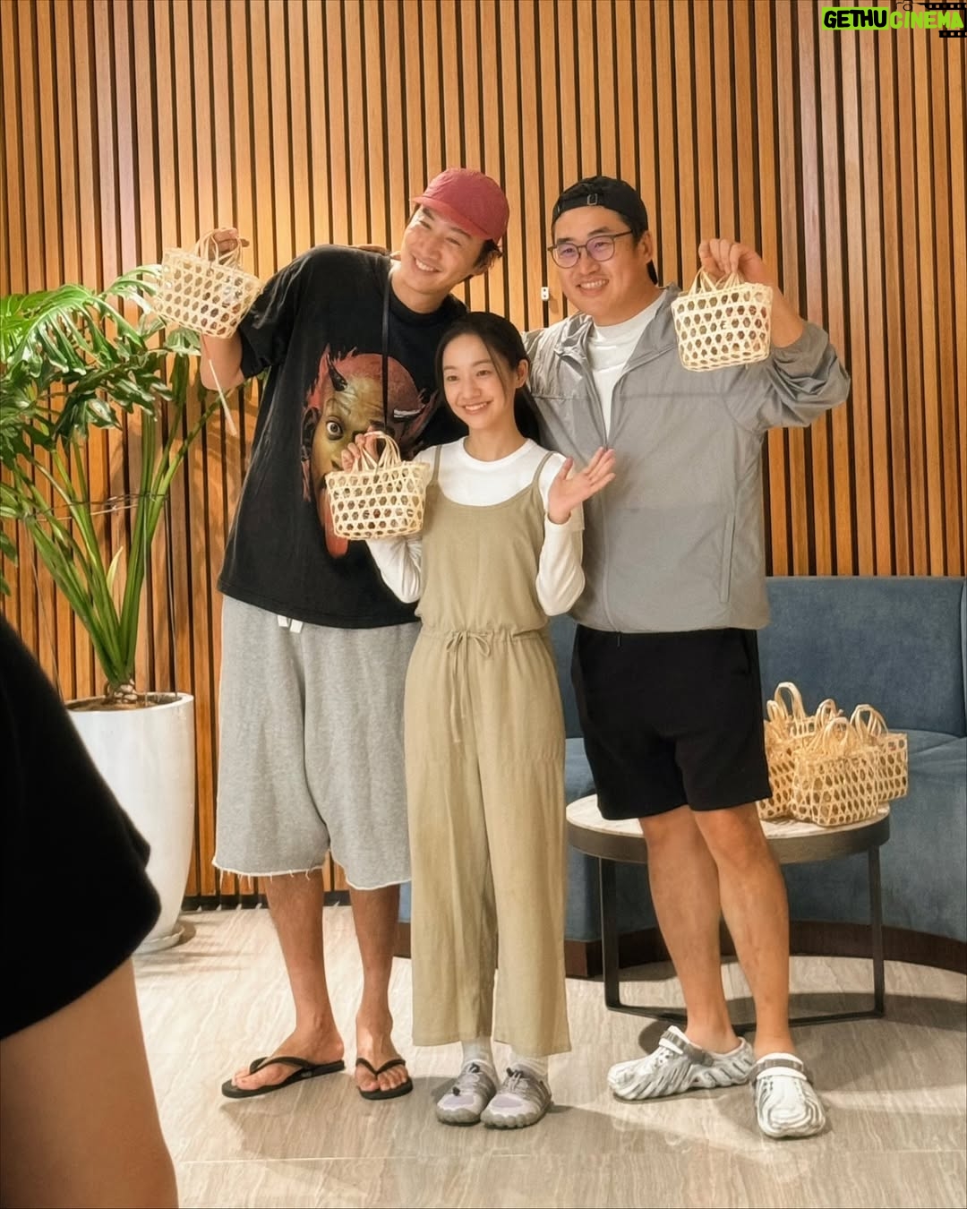 Hoàng Hà - 4.7K Likes - 👑 2025.11.19 #나혼자프린스 #BehindTheScenes 
#11월19일전국극장개봉 

Hôm qua em trợ lý bảo tôi là hồi đầu năm chị dùng mạng xã hội ‘mở lòng’ hơn bây giờ nên hôm nay tôi giác ngộ up 1 lượt 20 files BTS #TayAnhGiuMotViSao các bạn iu thấy có ok khôm ? 🤭

Àhh còn một điều mà tôi vẫn tiếc nuối là tôi chưaa có dịp gặp anh Kang Ha Neul trong phim, dù có một lần tôi đã được video call với anh í hồi công chiếu Điều Ước Cuối Cùng rồi. Không phải là tham lam đâu, hành trình của bộ phim này thực sự đã rất đẹp xinh đó ! 
Sa lang hê mái mái 🫶🏻🌷

#TAGMVS #DreamsOfYou #LoveBarista #KimSungHoon #김성훈감독 #LeeKwangSoo #이광수 #HoangHa #HoangHaActress #황하 #YooJaeMyung #유재명 #EumMoonSuk #음문석 #KangHaNeul #강하늘 #KangShin #강신 #DuyKhanhZhouZhou #CuThiTra #Jerrygood