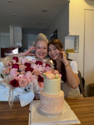 Hong Huifang Instagram - 祝慧芳姐姐生日快乐 🎂💘🥳🥳🥳✨
愿你在新的一岁里，
舞台与镜头始终偏爱你，
角色一个比一个精彩，
掌声一次比一次热烈。
#洪慧芳
#happybirthday 
#陈秀环
#chenxiuhuan