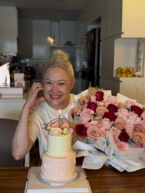 Hong Huifang Instagram - 祝慧芳姐姐生日快乐 🎂💘🥳🥳🥳✨
愿你在新的一岁里，
舞台与镜头始终偏爱你，
角色一个比一个精彩，
掌声一次比一次热烈。
#洪慧芳
#happybirthday 
#陈秀环
#chenxiuhuan
