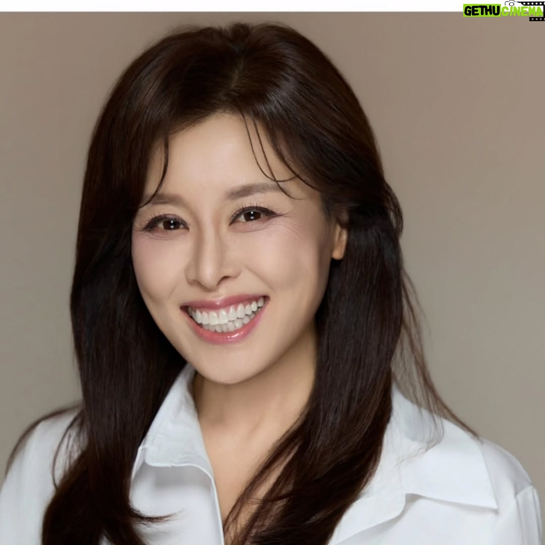 Hong Ji-min - 889 Likes - 새로운 프로필 사진 
보정 과정에서 주름을 싹 다 없애 버리려고 했지만 ㅎㅎㅎㅎㅎ
자연스럽게 조금은  남겨 놓는 걸로요
😆 😆ㅎㅎㅎㅎㅎ 

손승우 작가님 감사합니다. 다 마음에 들어요💖❤️❤️❤️
올해  저는 어떤 일을 하게 될까요 
두근두근 설레는 마음으로 무조건 감사하는 마음으로

프로필 비하인드 스토리
원래 너무 활짝 웃는 모습 말고 뭔가 배우스럽게 ㅎㅎㅎ 무표정한 얼굴 무서운 얼굴 공포에 질린 듯한 얼굴
우는 얼굴 등등 사진 진짜 많이 찍었거든요 근데 결국 최종 선택된 사진들은 다 웃는 사진입니다 아하하하하 아하하하하 

참고로 제가 선택하지 않았어요 
아하하하하 아하하하하 

여러분 오늘도 감사하는 마음으로 큰 소리로 웃으면서 하루를 시작해 보아요. 아하하하하 
사랑하고 축복합니다❤️❤️❤️❤️❤️

#스튜디오이움 #손승우 #프로필
#studio_eium