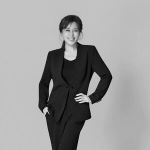 Hong Ji-min Instagram - 새로운 프로필 사진 
보정 과정에서 주름을 싹 다 없애 버리려고 했지만 ㅎㅎㅎㅎㅎ
자연스럽게 조금은  남겨 놓는 걸로요
😆 😆ㅎㅎㅎㅎㅎ 

손승우 작가님 감사합니다. 다 마음에 들어요💖❤️❤️❤️
올해  저는 어떤 일을 하게 될까요 
두근두근 설레는 마음으로 무조건 감사하는 마음으로

프로필 비하인드 스토리
원래 너무 활짝 웃는 모습 말고 뭔가 배우스럽게 ㅎㅎㅎ 무표정한 얼굴 무서운 얼굴 공포에 질린 듯한 얼굴
우는 얼굴 등등 사진 진짜 많이 찍었거든요 근데 결국 최종 선택된 사진들은 다 웃는 사진입니다 아하하하하 아하하하하 

참고로 제가 선택하지 않았어요 
아하하하하 아하하하하 

여러분 오늘도 감사하는 마음으로 큰 소리로 웃으면서 하루를 시작해 보아요. 아하하하하 
사랑하고 축복합니다❤️❤️❤️❤️❤️

#스튜디오이움 #손승우 #프로필
#studio_eium