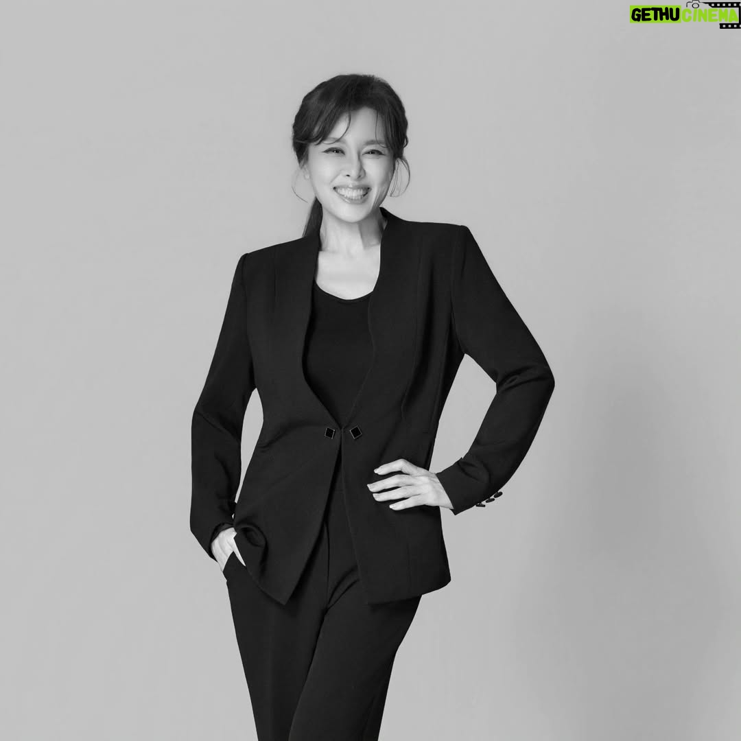 Hong Ji-min - 889 Likes - 새로운 프로필 사진 
보정 과정에서 주름을 싹 다 없애 버리려고 했지만 ㅎㅎㅎㅎㅎ
자연스럽게 조금은  남겨 놓는 걸로요
😆 😆ㅎㅎㅎㅎㅎ 

손승우 작가님 감사합니다. 다 마음에 들어요💖❤️❤️❤️
올해  저는 어떤 일을 하게 될까요 
두근두근 설레는 마음으로 무조건 감사하는 마음으로

프로필 비하인드 스토리
원래 너무 활짝 웃는 모습 말고 뭔가 배우스럽게 ㅎㅎㅎ 무표정한 얼굴 무서운 얼굴 공포에 질린 듯한 얼굴
우는 얼굴 등등 사진 진짜 많이 찍었거든요 근데 결국 최종 선택된 사진들은 다 웃는 사진입니다 아하하하하 아하하하하 

참고로 제가 선택하지 않았어요 
아하하하하 아하하하하 

여러분 오늘도 감사하는 마음으로 큰 소리로 웃으면서 하루를 시작해 보아요. 아하하하하 
사랑하고 축복합니다❤️❤️❤️❤️❤️

#스튜디오이움 #손승우 #프로필
#studio_eium