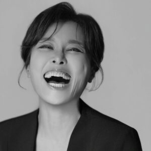 Hong Ji-min Instagram - 새로운 프로필 사진 
보정 과정에서 주름을 싹 다 없애 버리려고 했지만 ㅎㅎㅎㅎㅎ
자연스럽게 조금은  남겨 놓는 걸로요
😆 😆ㅎㅎㅎㅎㅎ 

손승우 작가님 감사합니다. 다 마음에 들어요💖❤️❤️❤️
올해  저는 어떤 일을 하게 될까요 
두근두근 설레는 마음으로 무조건 감사하는 마음으로

프로필 비하인드 스토리
원래 너무 활짝 웃는 모습 말고 뭔가 배우스럽게 ㅎㅎㅎ 무표정한 얼굴 무서운 얼굴 공포에 질린 듯한 얼굴
우는 얼굴 등등 사진 진짜 많이 찍었거든요 근데 결국 최종 선택된 사진들은 다 웃는 사진입니다 아하하하하 아하하하하 

참고로 제가 선택하지 않았어요 
아하하하하 아하하하하 

여러분 오늘도 감사하는 마음으로 큰 소리로 웃으면서 하루를 시작해 보아요. 아하하하하 
사랑하고 축복합니다❤️❤️❤️❤️❤️

#스튜디오이움 #손승우 #프로필
#studio_eium