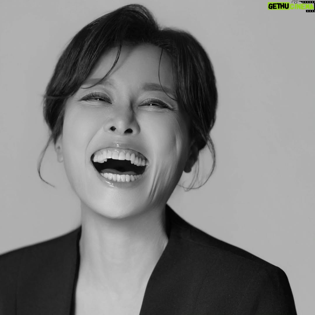Hong Ji-min - 889 Likes - 새로운 프로필 사진 
보정 과정에서 주름을 싹 다 없애 버리려고 했지만 ㅎㅎㅎㅎㅎ
자연스럽게 조금은  남겨 놓는 걸로요
😆 😆ㅎㅎㅎㅎㅎ 

손승우 작가님 감사합니다. 다 마음에 들어요💖❤️❤️❤️
올해  저는 어떤 일을 하게 될까요 
두근두근 설레는 마음으로 무조건 감사하는 마음으로

프로필 비하인드 스토리
원래 너무 활짝 웃는 모습 말고 뭔가 배우스럽게 ㅎㅎㅎ 무표정한 얼굴 무서운 얼굴 공포에 질린 듯한 얼굴
우는 얼굴 등등 사진 진짜 많이 찍었거든요 근데 결국 최종 선택된 사진들은 다 웃는 사진입니다 아하하하하 아하하하하 

참고로 제가 선택하지 않았어요 
아하하하하 아하하하하 

여러분 오늘도 감사하는 마음으로 큰 소리로 웃으면서 하루를 시작해 보아요. 아하하하하 
사랑하고 축복합니다❤️❤️❤️❤️❤️

#스튜디오이움 #손승우 #프로필
#studio_eium